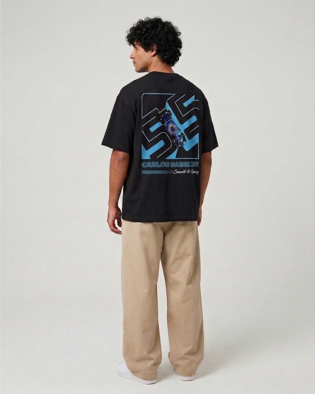 Male Model wearing F1 Turn1 India Black oversized unisex tshirt - fan graphic of Carlos Sainz Smooth Operator, Williams F1 raacing team driver and featuring his Car Number 55.
Front print featuring quote - Vamos Sainz