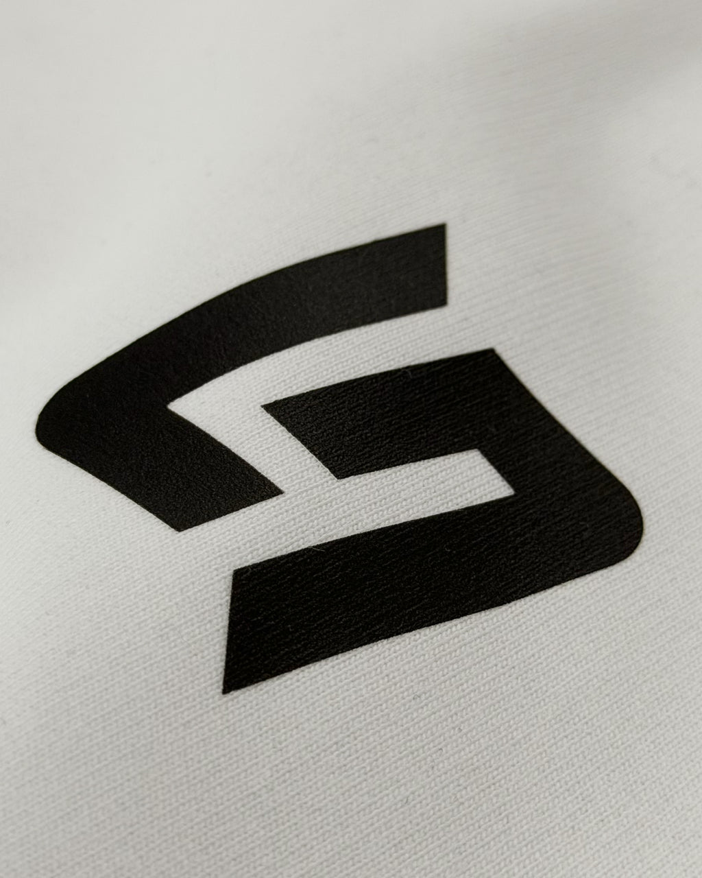 Close-up of Turn1 India Off White oversized unisex tshirt - fan graphic tee of Lando Norris, Mclaren Racing F1 driver. Tshirt's back print features Lando Norris, his helmet and text "2025 F1 World Champion".
Front print of tshirt features Mclaren Racing logo and Lando Norris' logo initials