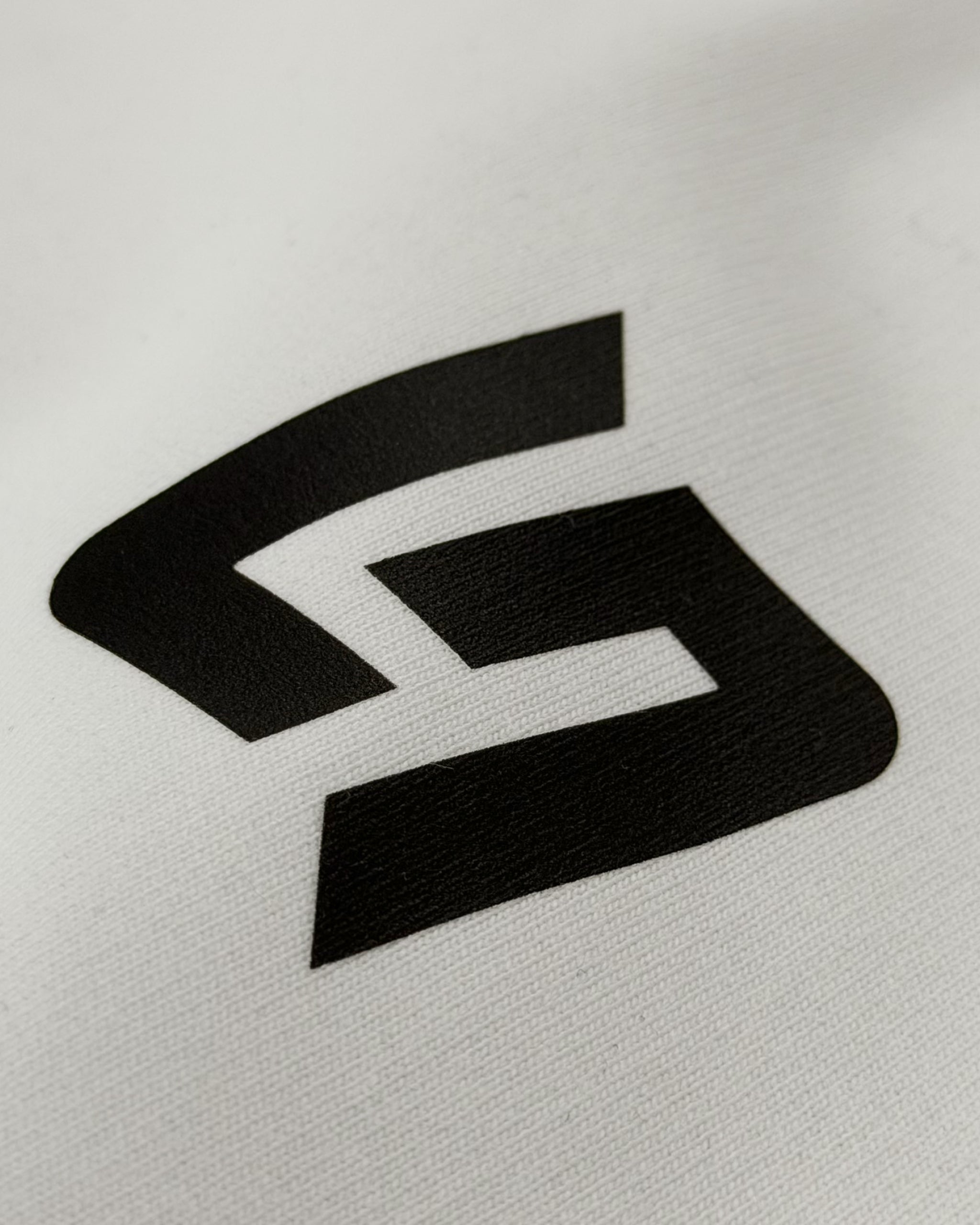 Close-up of Turn1 India Off White oversized unisex tshirt - fan graphic tee of Lando Norris, Mclaren Racing F1 driver. Tshirt's back print features Lando Norris, his helmet and text "2025 F1 World Champion".
Front print of tshirt features Mclaren Racing logo and Lando Norris' logo initials