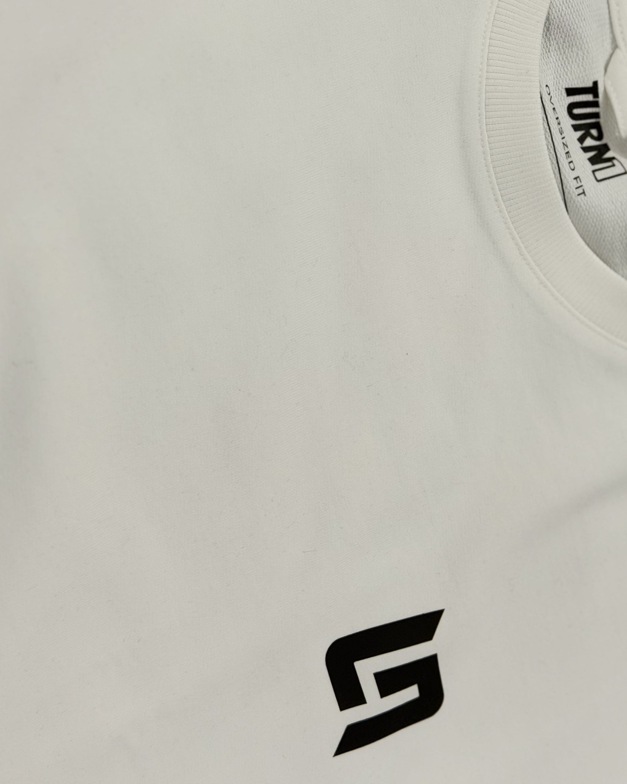 Close-up of Turn1 India Off White oversized unisex tshirt - fan graphic tee of Lando Norris, Mclaren Racing F1 driver. Tshirt's back print features Lando Norris, his helmet and text "2025 F1 World Champion".
Front print of tshirt features Mclaren Racing logo and Lando Norris' logo initials
