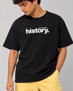 Male model man wearing Formula 1 Tee | Lewis Hamilton GOAT F1 T-shirt | Unisex Oversized Fit | Black | Front View | Turn1 India