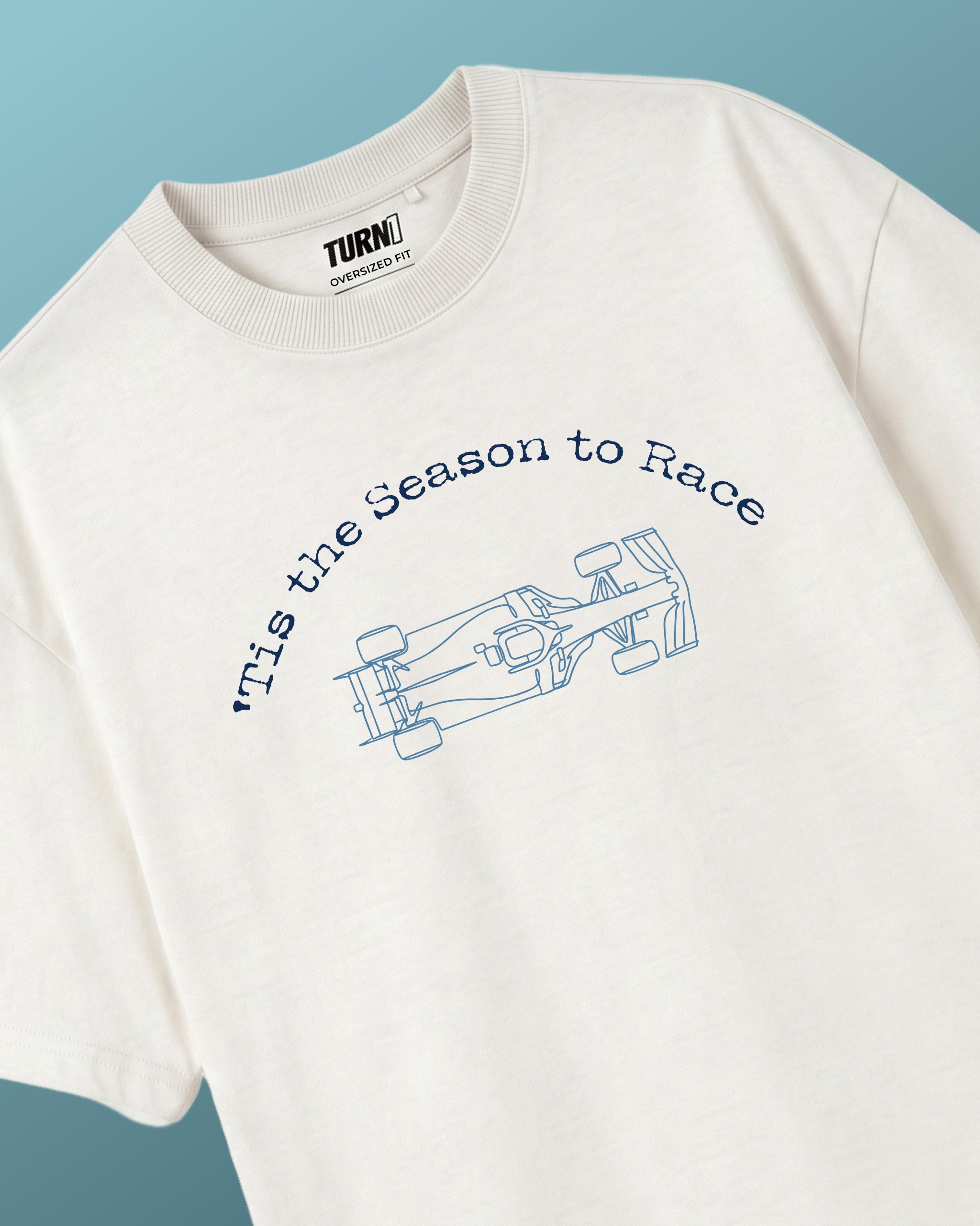 Off‑White Unisex‑Tee mit F1‑Motiv und Text „This the Season to Race“ vorne