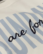 Detalle de “Share for 71” sobre la camiseta off-white