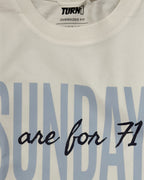 Cuello redondo y etiqueta “Turn1 Oversized Fit” en camiseta off-white con “Share for 71”